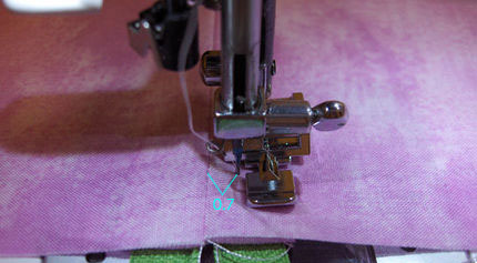 将布料翻到正面，给缝纫机装上缝拉链用的单边压脚